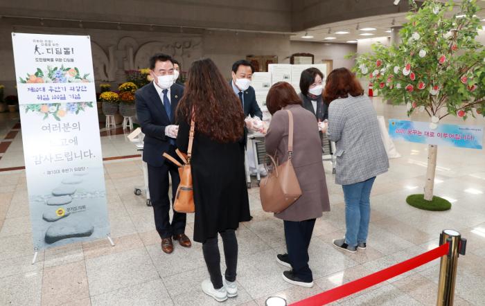 경기도의회 의장단이 의회 사무처 직원들에게 취임 100일을 기념하는 백일떡을 나눠주고 있다 